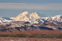 O Denali aparece soberano no horizonte (Denali National Park, no Alaska)